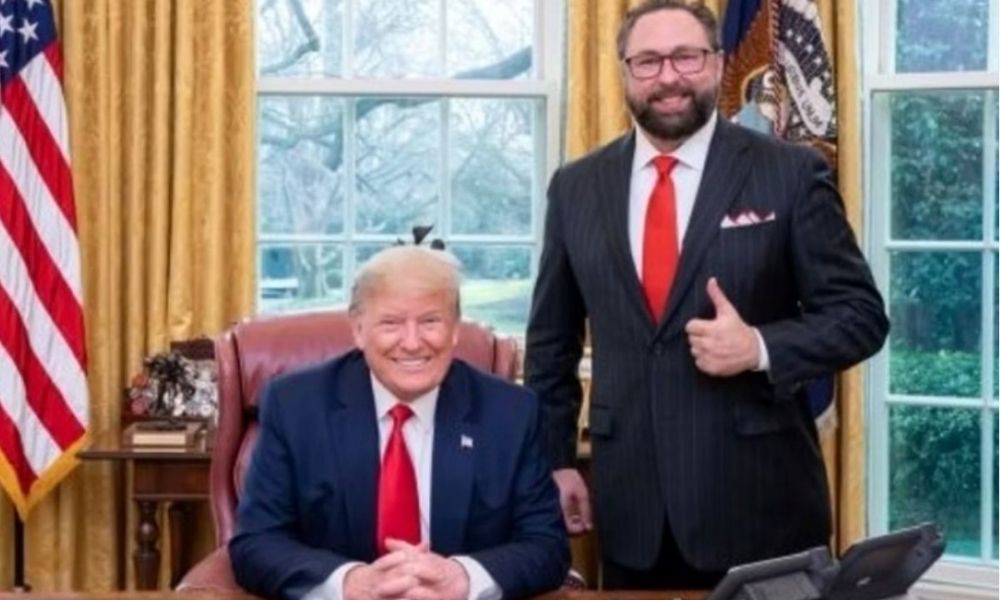 Ex-assessor de Trump comemora desempenho de Flávio e chama Moraes de ‘lixo’