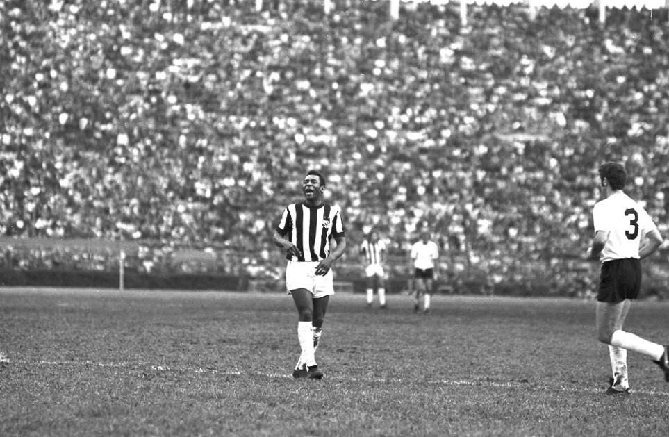 Pelé (e), do Santos, e o zagueiro Baldochi, do Corinthians, durante jogo válido pelo Campeonato Paulista