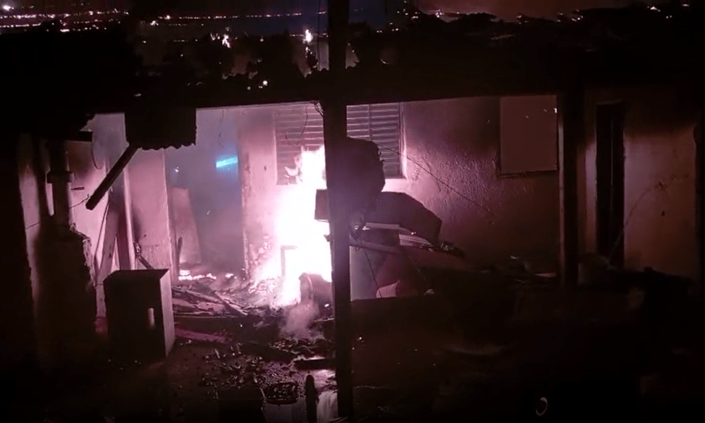 Incêndio em casa na cidade de Pedreira, no interior de São Paulo