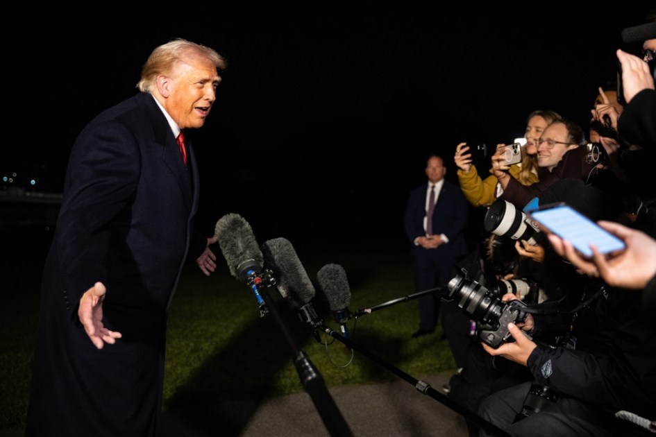 O presidente dos EUA, Donald Trump (à esq.), conversa com jornalistas antes de embarcar no Marine One, no gramado sul da Casa Branca, em Washington
