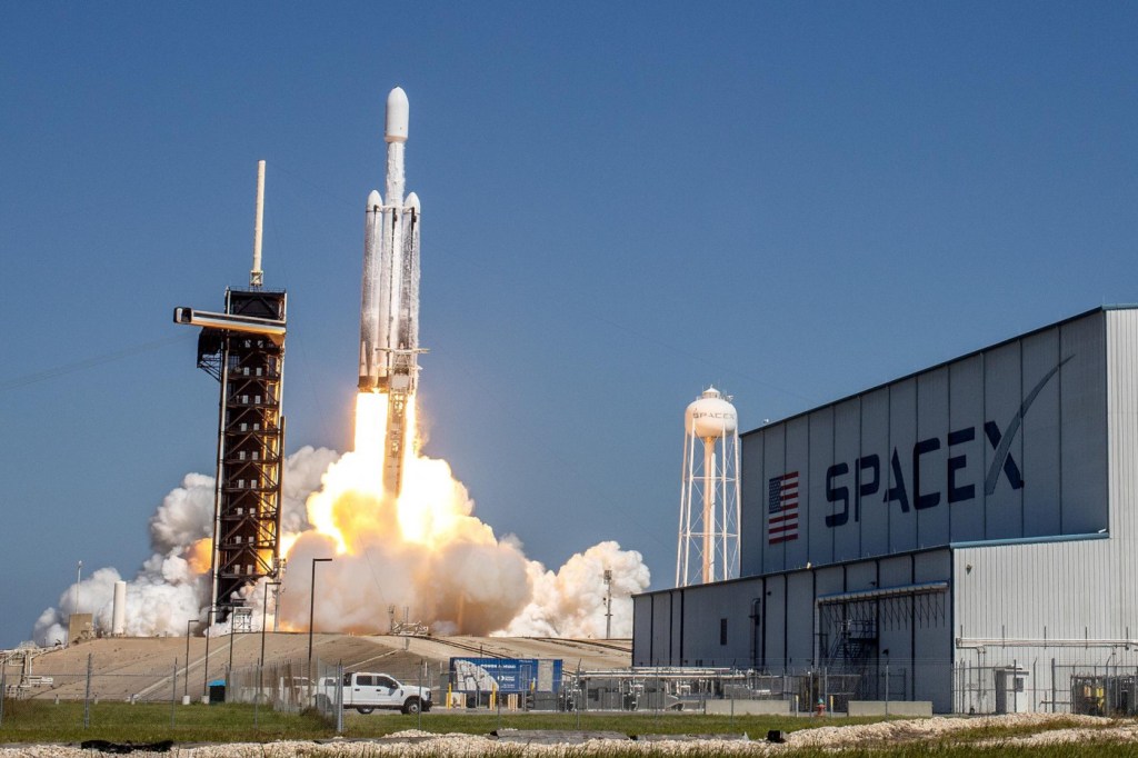 Nasa buscará empresas para competir com SpaceX em projeto de missão lunar após empresa de Musk atrasar cronograma