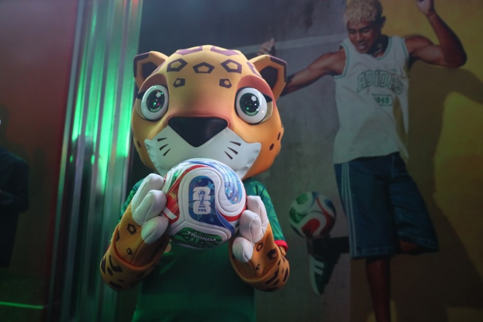O jaguar Zayu, uma das mascotes oficiais da Copa do Mundo de 2026, participa da apresentação da “Trionda”, bola oficial do torneio