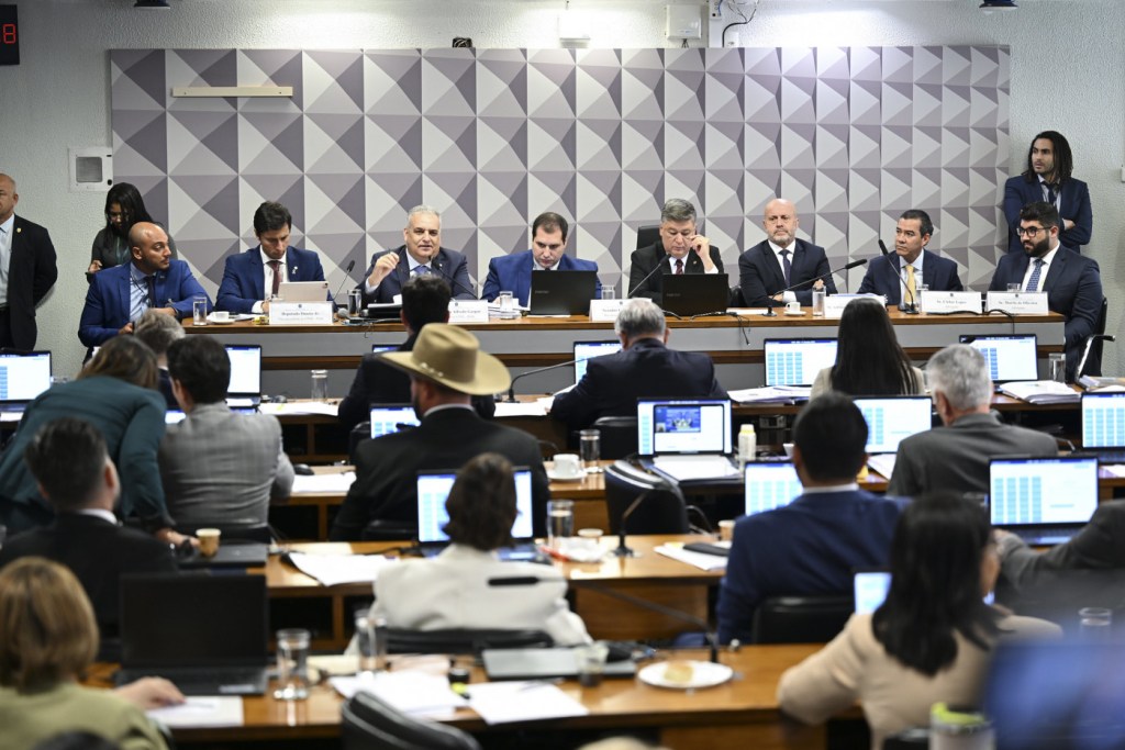 Em sessão tumultuada na CPMI, ‘Careca do INSS’ nega envolvimento em fraudes, rejeita apelido, mas é ignorado