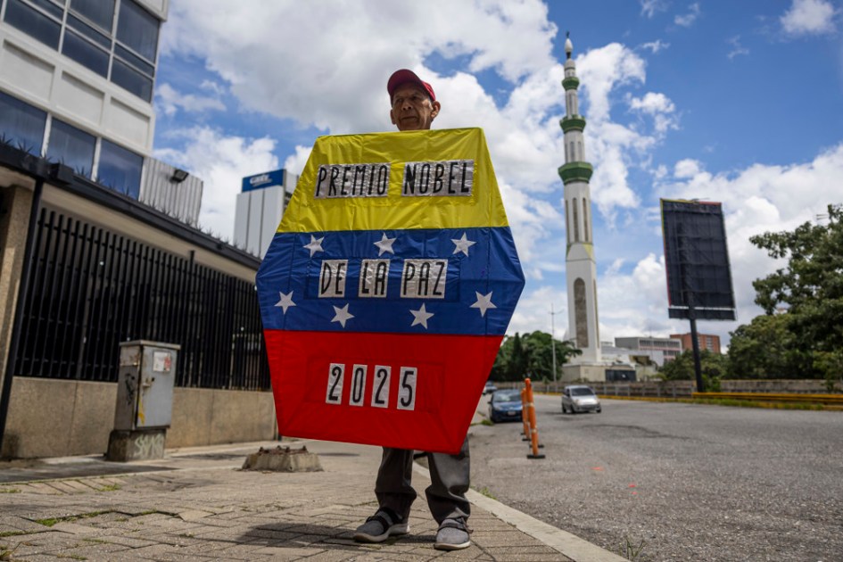 Rafael Araujo segura uma pipa com uma mensagem sobre o Prêmio Nobel da Paz 2025 concedido à líder da oposição María Corina Machado, em Caracas, Venezuela