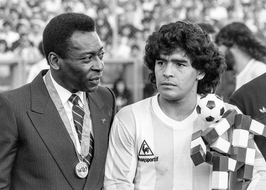 Outubro é o mês de nascimento de duas lendas da bola: Pelé e Maradona