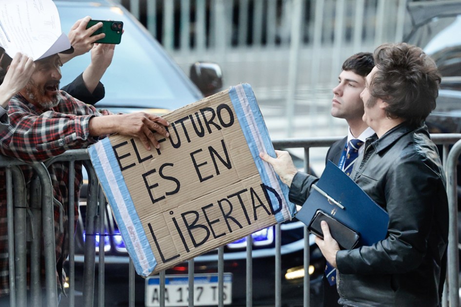 O presidente da Argentina, Javier Milei (à dir.), chega ao Hotel Libertador, onde aguardará os resultados das eleições legislativas