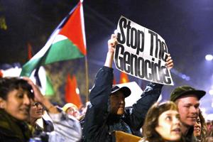 Manifestantes participam de um protesto em apoio ao povo palestino e à Flotilha Global Sumud (GSF) em Zurique, Suíça, em 2 de outubro de 2025. Forças israelenses interceptaram barcos da flotilha com destino a Gaza, transportando ajuda humanitária, impedindo-a de romper o bloqueio e chegar à Faixa de Gaza, de acordo com os organizadores da Flotilha Global Sumud. (Protestos, Suíça) EFE/EPA/WALTER BIERI