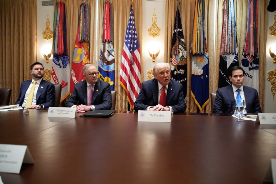 O presidente dos EUA, Donald Trump (2º à dir.), e o primeiro-ministro da Austrália, Anthony Albanese (2º à esq.), ao lado do vice-presidente americano JD Vance (à esq.) e do secretário de Estado Marco Rubio (à dir.) durante reunião na Sala do Gabinete da Casa Branca