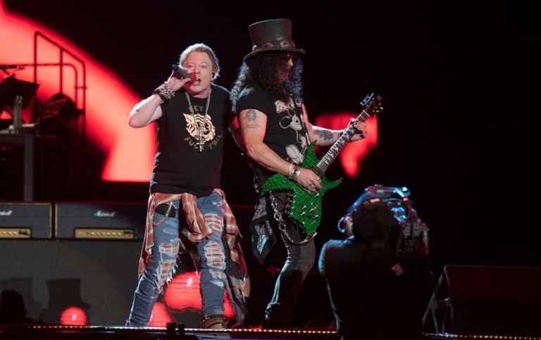 Axl Rose (E) e Slash, da banda "Guns N' Roses"