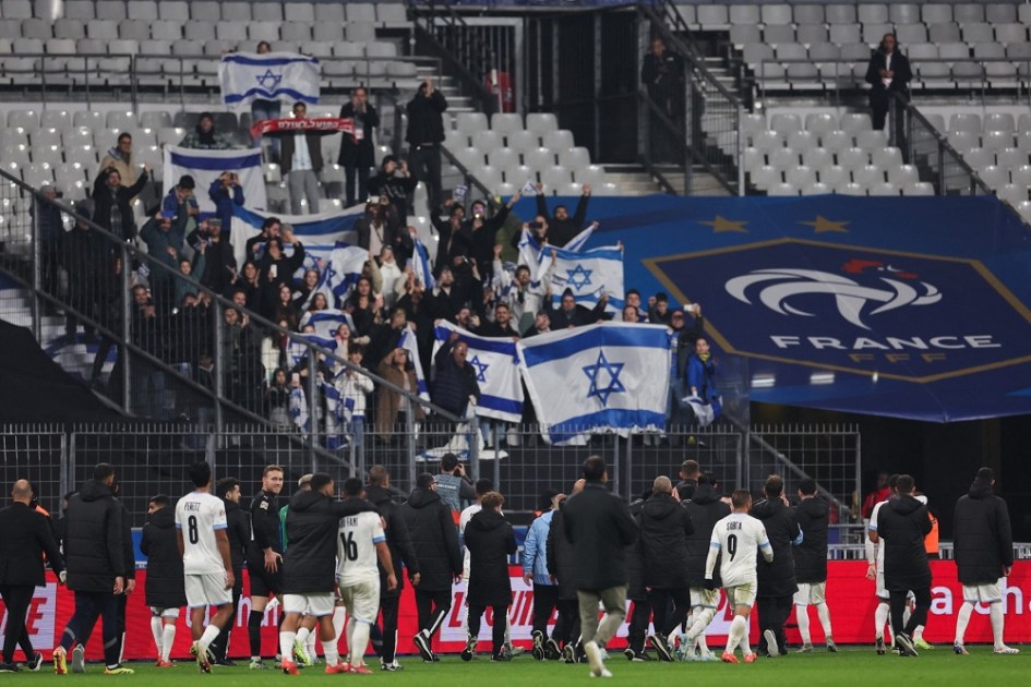 A seleção de Israel saúda seus torcedores ao fim da partida contra a França