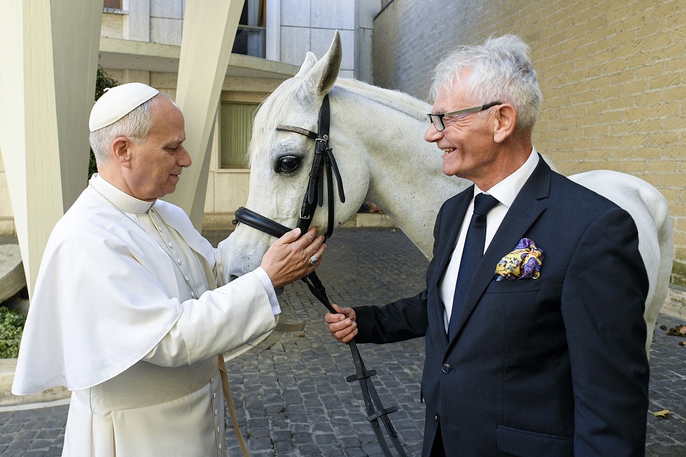 Papa Leão XIV é presenteado com cavalo puro-sangue árabe