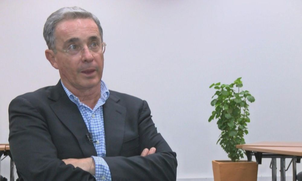 Justiça da Colômbia anula condenação de ex-presidente Álvaro Uribe em caso de suborno de testemunhas