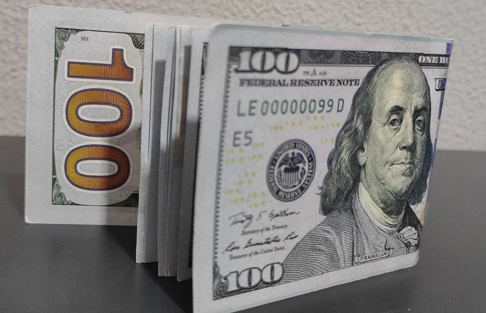 Dólar fecha a R$ 5,35 com incertezas fiscais, e Ibovespa despenca com MP do IOF