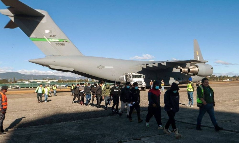Mais de 2 milhões de imigrantes já deixaram os EUA em 2025, entre deportações e saídas voluntárias