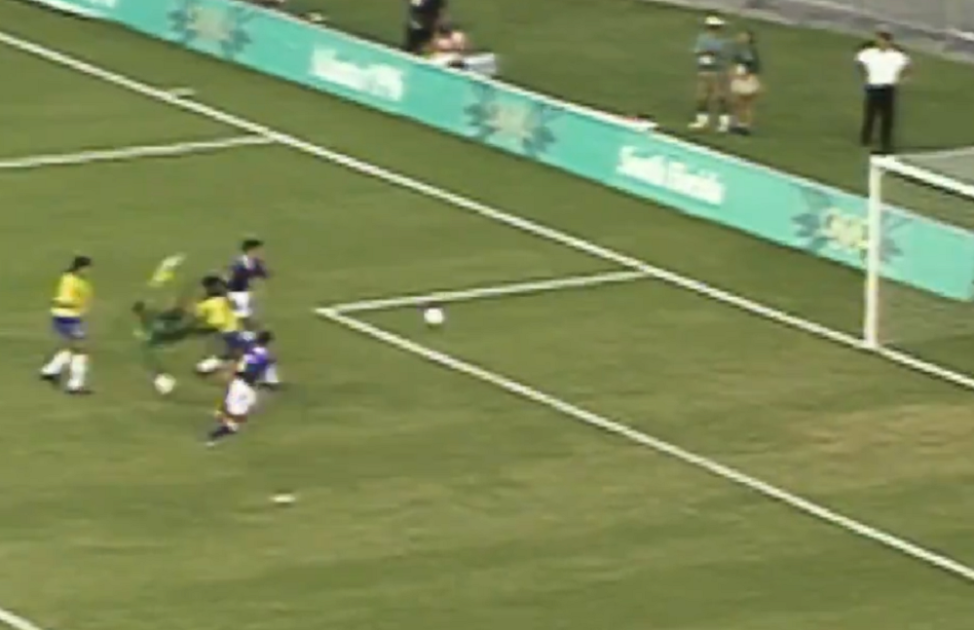 Após Dida e Aldair se atrapalharem, o gol fica aberto para o japonês Ito marcar e definir a vitória de sua seleção em Miami, na Olimpíada de 1996