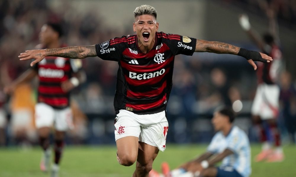 Com gol de Carrascal, Flamengo vence FlaFlu e mantém liderança do Brasileirão