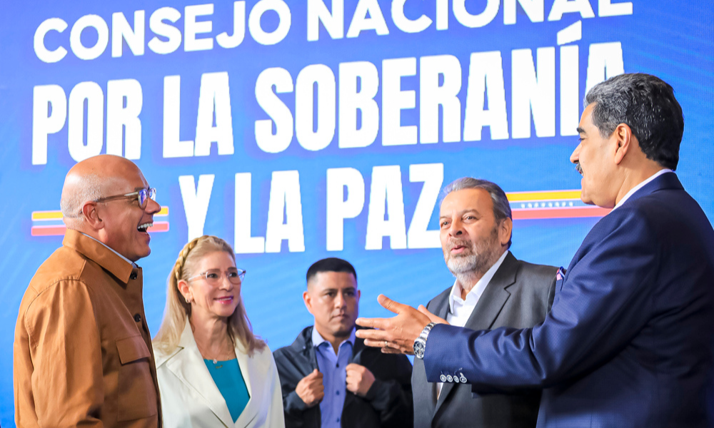 Presidente venezuelano Nicolás Maduro conversa com a primeira-dama Cilia Flores e o negociador-chefe do governo venezuelano, Jorge Rodríguez, durante evento governamental, em Caracas