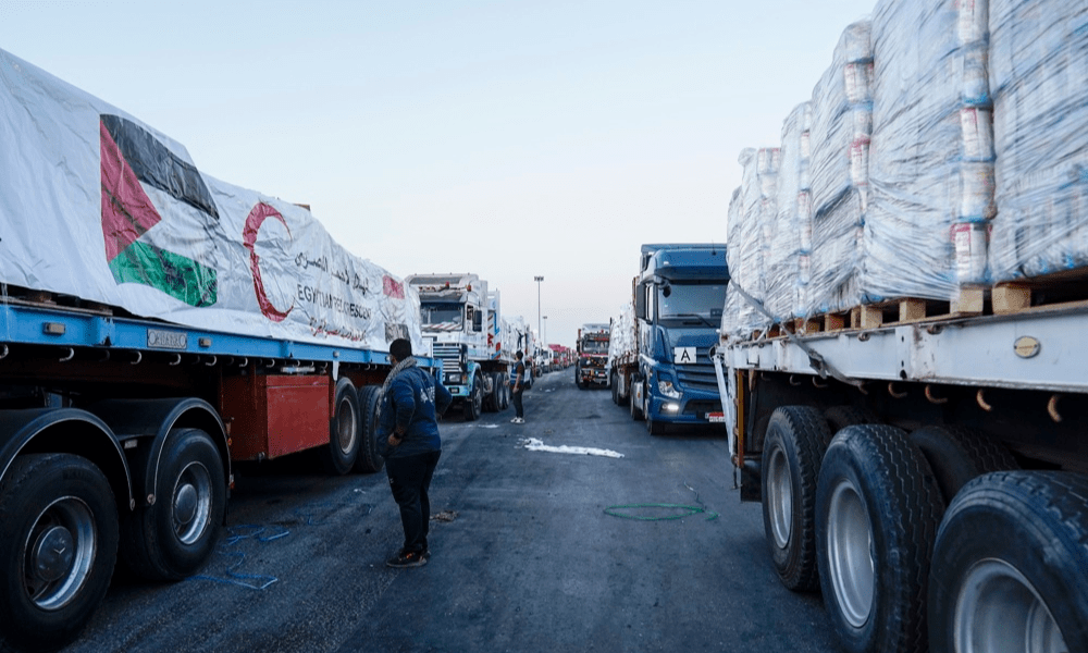 Caminhões de ajuda humanitária fazem fila para entrar na fronteira de Rafah, entre o Egito e a Faixa de Gaza