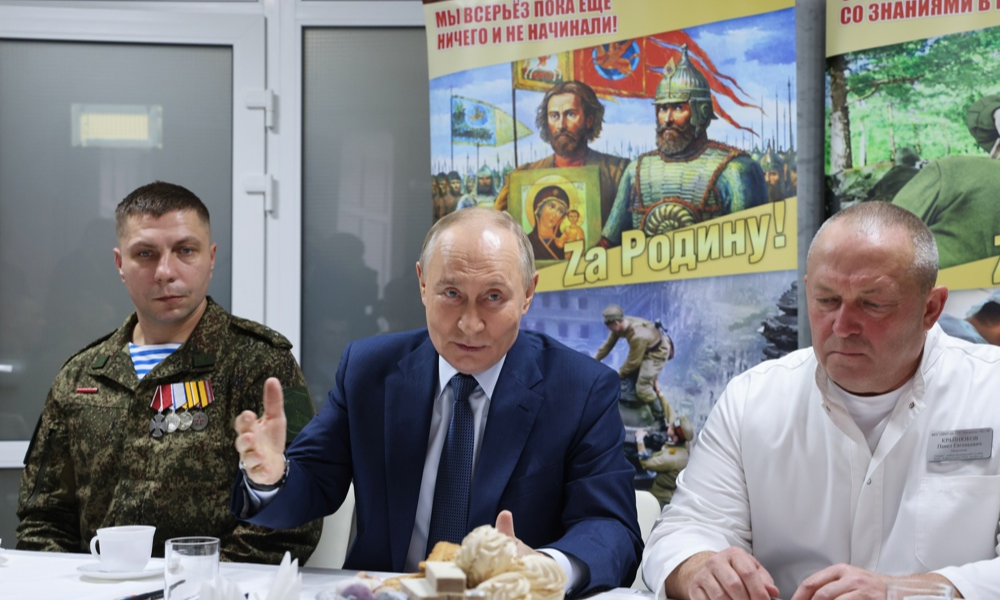Presidente russo Vladimir Putin visita o Hospital Clínico Militar Central P.V. Mandryka, em Moscou