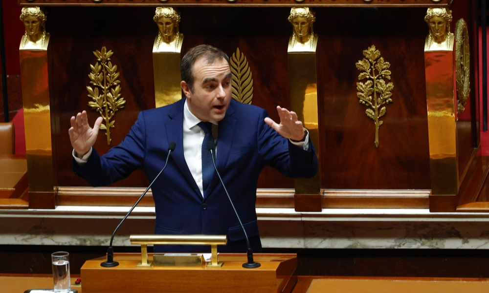 Primeiro-ministro francês Sébastien Lecornu sobrevive a votos de desconfiança no Parlamento