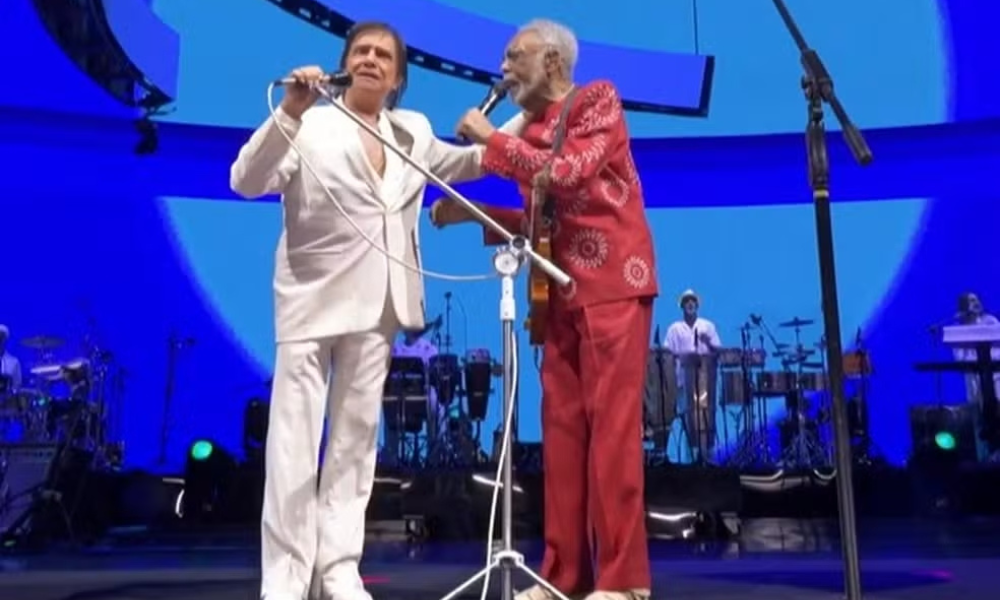 Gilberto Gil recebe Roberto Carlos no palco em despedida de SP