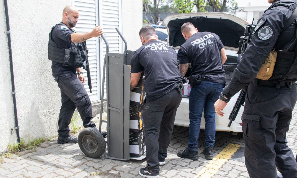 Bebidas de vários estabelecimentos são apreendidas, neste sábado (04), para análise no Rio de Janeiro