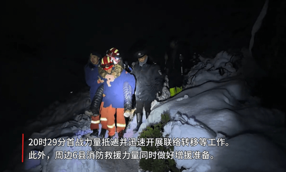Pelo menos 350 pessoas que faziam trilhas no Tibete foram evacuadas 'sãs e salvas' após uma tempestade de neve atingir a área ao redor do Monte Everest