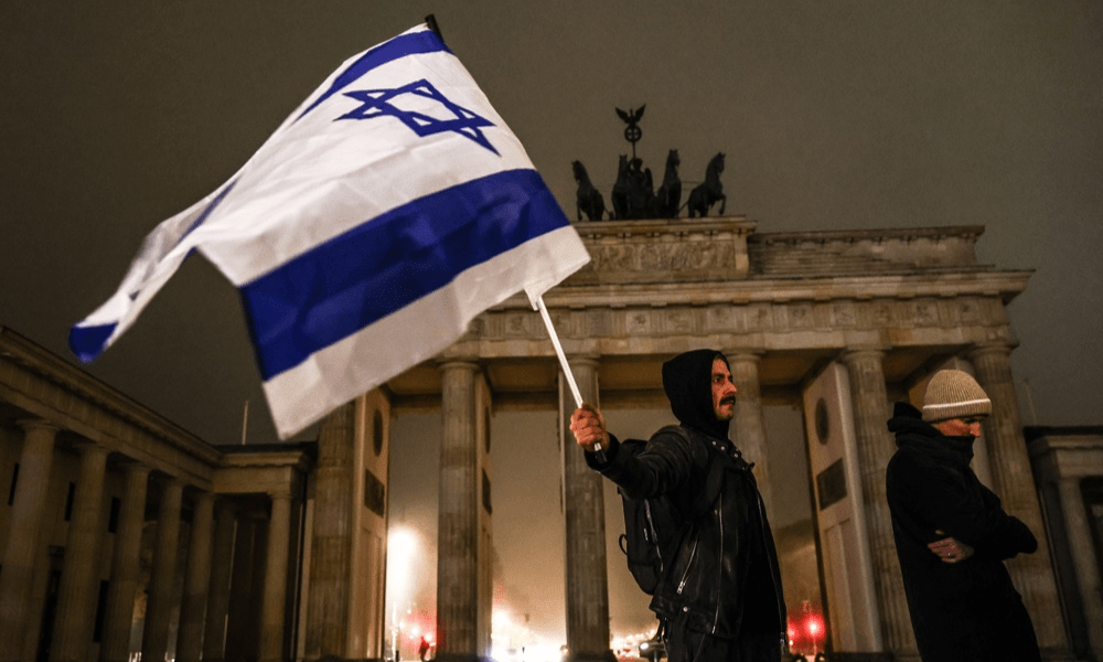 Pessoas participam de uma vigília memorial para marcar o segundo aniversário do ataque do Hamas contra Israel, em frente ao Portão de Brandemburgo, em Berlim