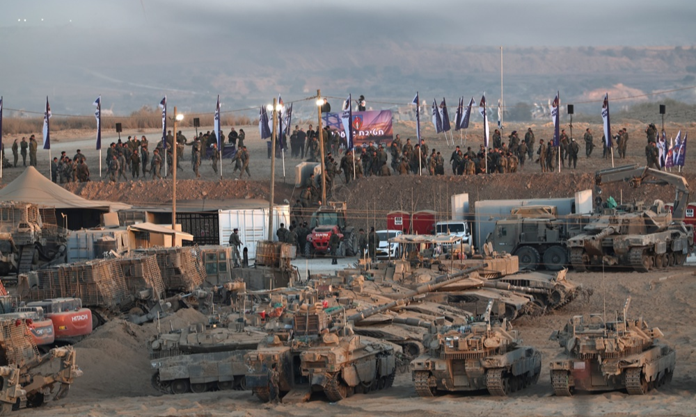 Soldados israelenses ao lado de seus tanques em um local de reunião após a retirada da Faixa de Gaza, após o acordo entre Israel e o Hamas
