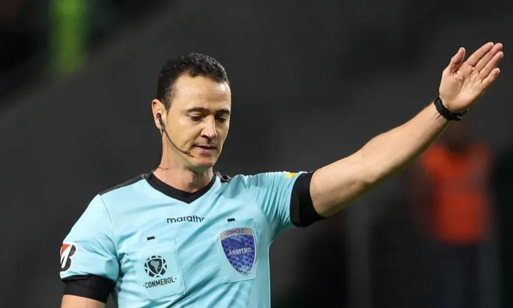 Conmebol define Wilmar Roldán como árbitro de Palmeiras x LDU pela semifinal da Libertadores