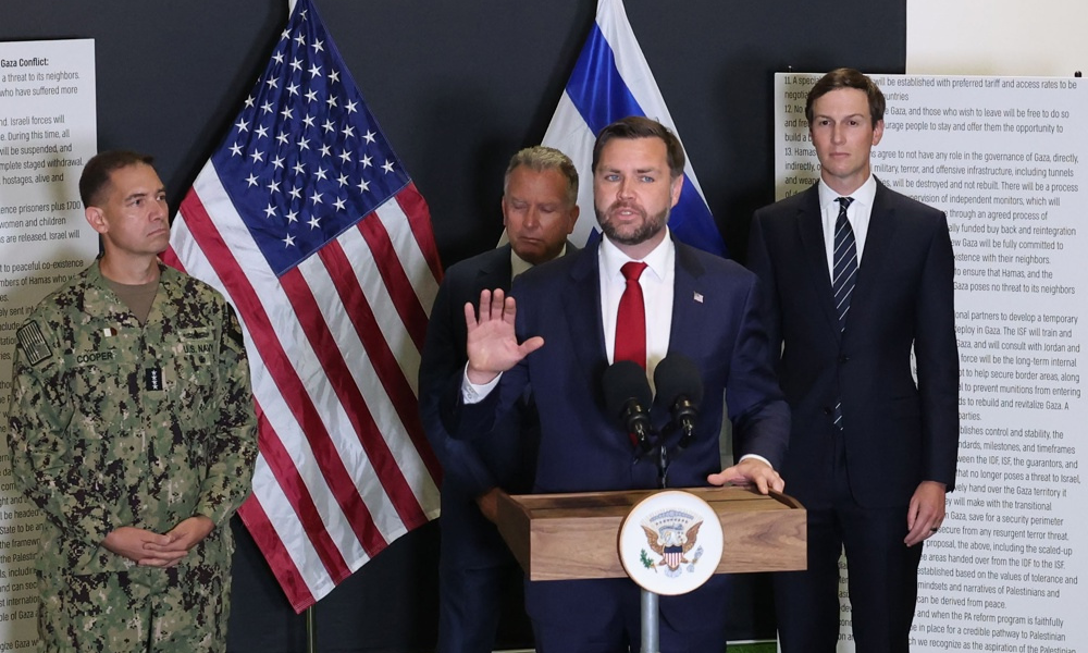 Vice-presidente dos EUA, JD Vance, discursa durante uma coletiva de imprensa no Centro de Coordenação Civil-Militar (CMCC), liderado pelos EUA, em Israel