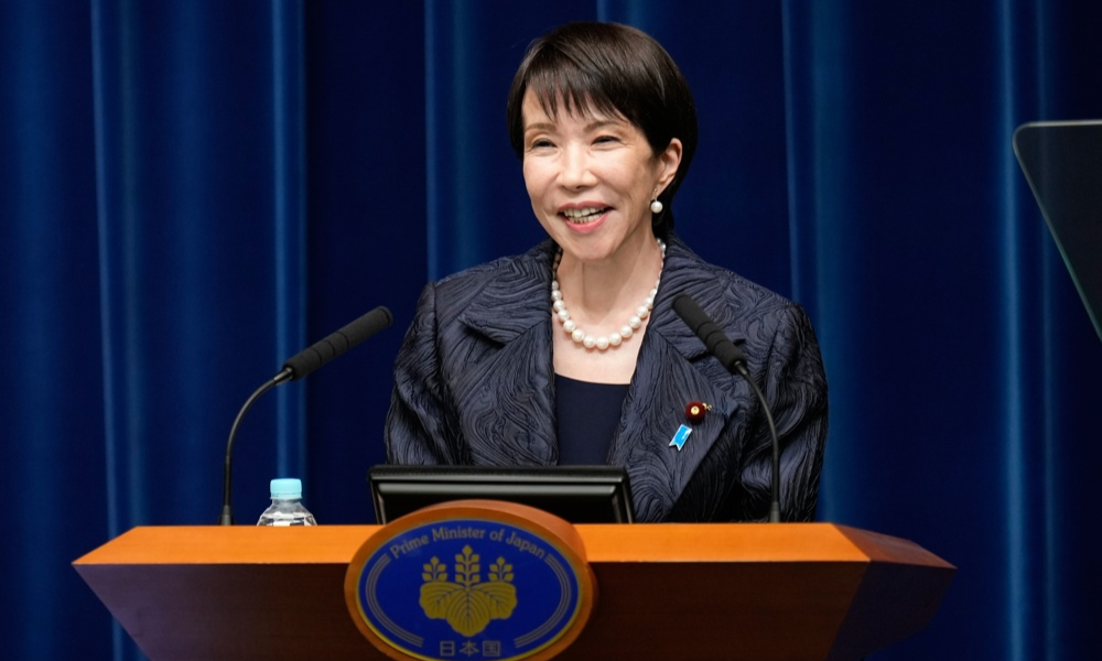 Quem é Sanae Takaichi, primeira mulher a ocupar o cargo de primeira-ministra do Japão