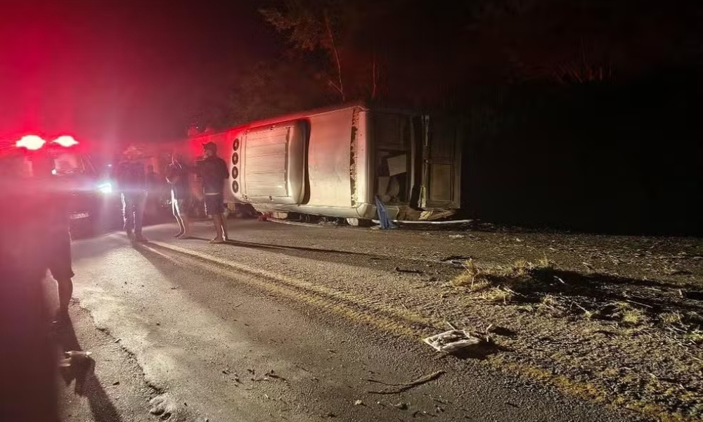Ônibus de turismo que transportava mais de 30 passageiros tombou na altura da Serra dos Ventos, no Agreste de Pernambuco, e deixou dezenas de mortos e feridos