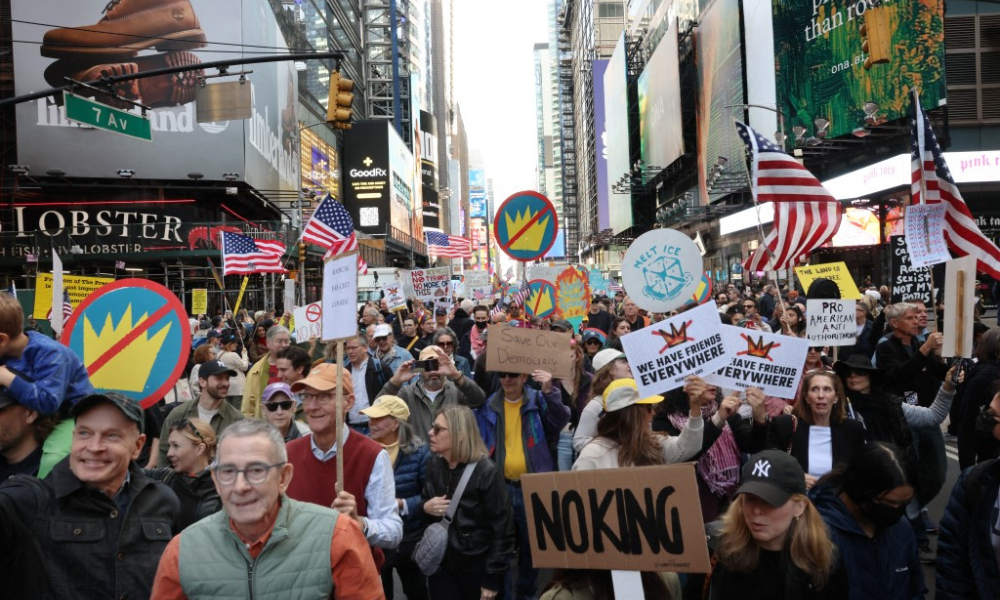 Oposição a Trump toma as ruas dos EUA em protesto contra ‘autoritarismo’
