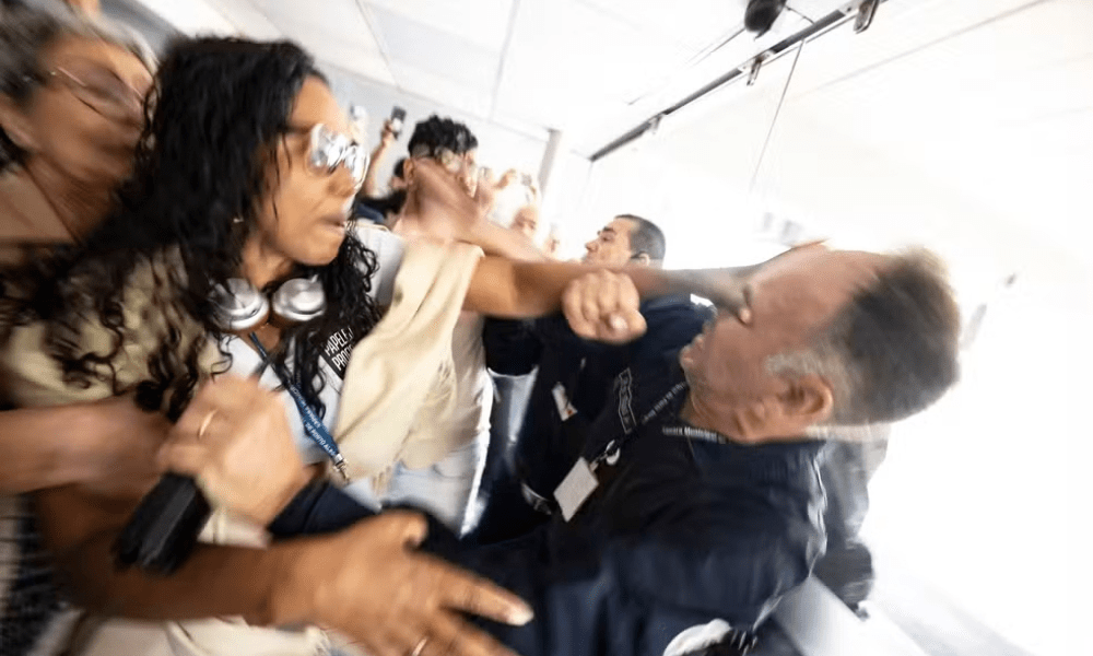 Confronto na Câmara de Porto Alegre deixa vereadores e manifestantes feridos