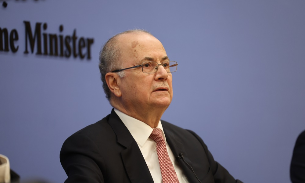 Primeiro-ministro palestino, Mohammad Mustafa, participa de uma reunião com representantes do corpo diplomático e de instituições internacionais no Gabinete do Primeiro-Ministro