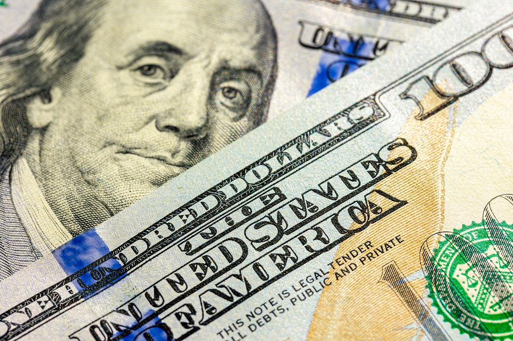Dólar fecha estável com espera pela resposta de Trump à prisão de Bolsonaro
