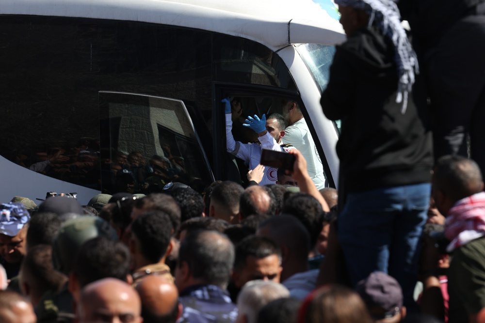 Primeiros prisioneiros palestinos libertados por Israel chegam a Ramallah