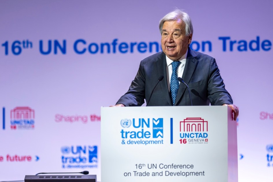O secretário-geral da ONU, Antonio Guterres, faz sua declaração durante a 16ª reunião intergovernamental da UNCTAD, convocada pela Conferência das Nações Unidas sobre Comércio e Desenvolvimento (UNCTAD), na sede europeia das Nações Unidas em Genebra, Suíça, em 22 de outubro de 2025. (Suiza, Genebra) EFE/EPA/MARTIAL TREZZINI