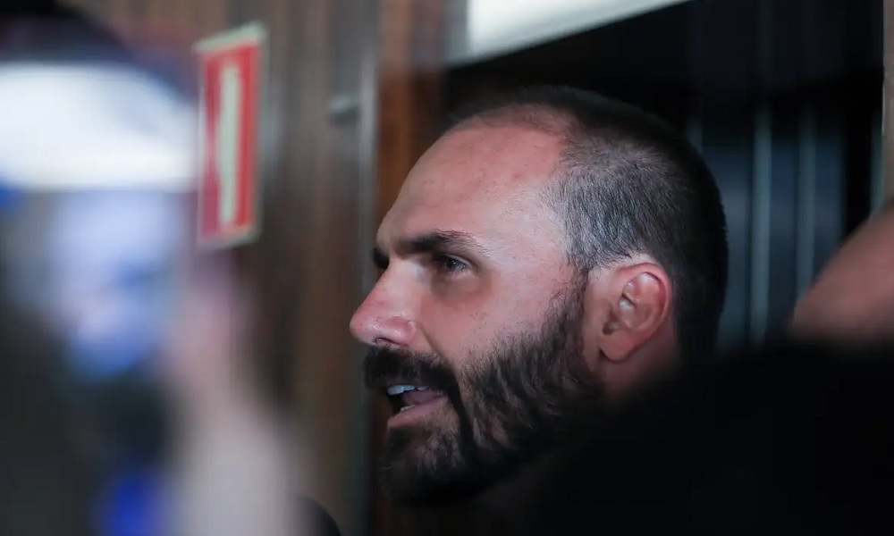 Auxiliares do governo de Santa Catarina negam a possível nomeação de Eduardo Bolsonaro como secretário