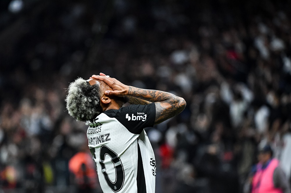 Corinthians enfrenta crise em campo e fora dele após final de semana conturbado