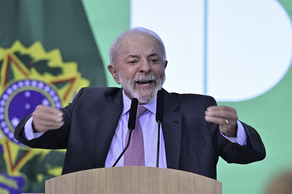 Lula cobra que o BC diminua os juros