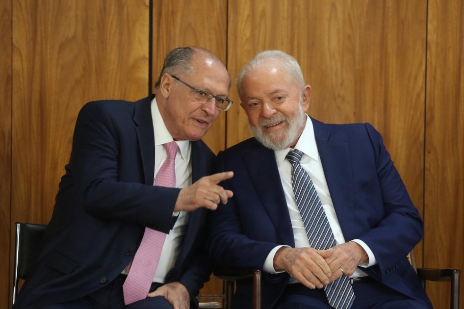 Geraldo Alckmin conversa com LUla ao pé do ouvido