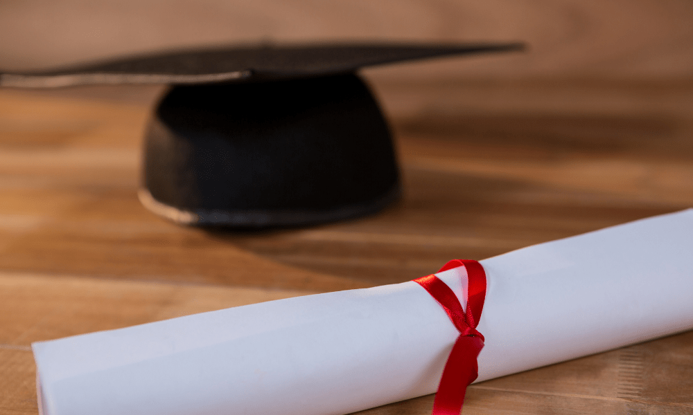 China aprova norma que obriga influenciadores a terem diploma
