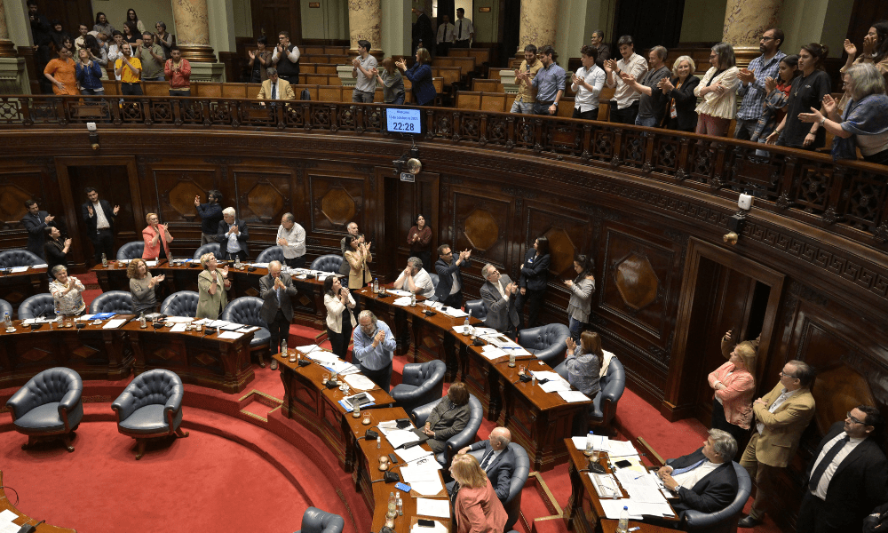 Senadores que votam a favor de um projeto de lei sobre eutanásia e seus defensores comemoram sua aprovação no Palácio Legislativo de Montevidéu, em 15 de outubro de 2025. O Uruguai aprovou uma lei que legaliza a eutanásia sob certas condições, após um debate profundo e extenso no Senado, que resolveu vários anos de idas e vindas parlamentares. O Senado aprovou a lei intitulada "Morte Digna" com 20 votos a favor de 31, tornando o Uruguai parte de uma pequena lista de países que permitem a morte assistida. Na América do Sul, Colômbia e Equador descriminalizaram a eutanásia por meio de decisões judiciais.