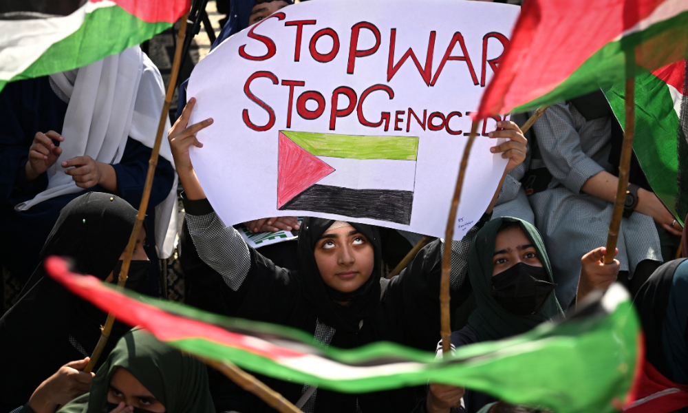 Estudantes e apoiadores do partido político Jamaat-e-Islami se reúnem para expressar sua solidariedade aos palestinos durante um protesto anti-Israel em Islamabad, em 9 de outubro de 2025. Israel e Hamas concordaram, em 9 de outubro, com um acordo de cessar-fogo em Gaza para libertar os reféns restantes, em um passo importante para encerrar uma guerra que matou dezenas de milhares de pessoas e desencadeou uma catástrofe humanitária. (Foto de Aamir QURESHI / AFP)