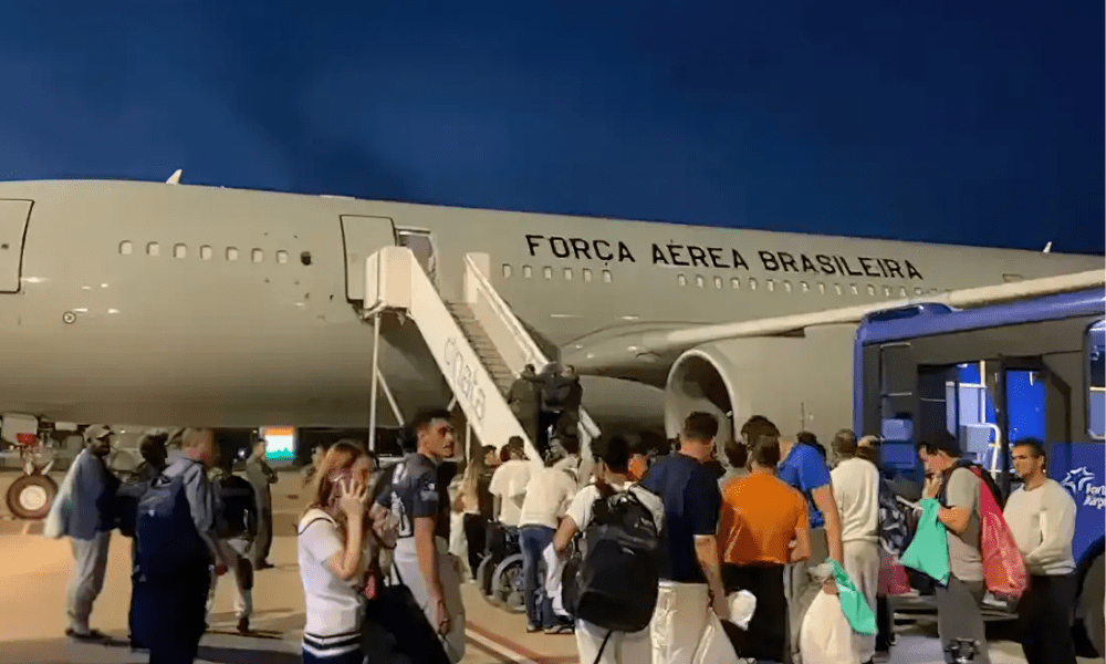 Avião com 96 brasileiros deportados dos EUA chega ao Brasil
