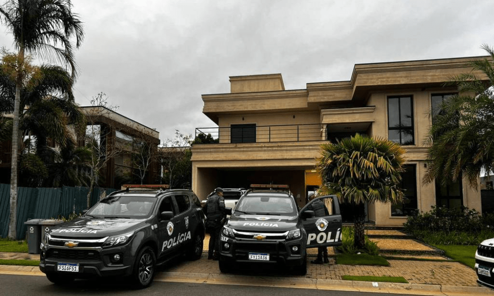 Policiais do Baep durante cumprimento de mandado em casa de alto padrão, em Campinas - Divulgação PM