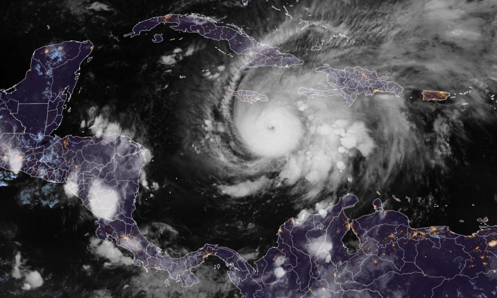 Esta imagem de satélite do RAMMB/CIRA mostra o furacão Melissa a sudeste da Jamaica às 03:30 UTC de 26 de outubro de 2025. O furacão Melissa estava abrindo caminho mortal no Caribe na noite de 25 de outubro, com rápida intensificação esperada para o fim de semana, à medida que tomava um curso preocupantemente lento em direção à Jamaica e à ilha de Hispaniola, disseram os meteorologistas.