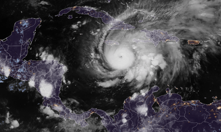 Esta imagem de satélite do RAMMB/CIRA mostra o furacão Melissa a sudeste da Jamaica às 03:30 UTC de 26 de outubro de 2025. O furacão Melissa estava abrindo caminho mortal no Caribe na noite de 25 de outubro, com rápida intensificação esperada para o fim de semana, à medida que tomava um curso preocupantemente lento em direção à Jamaica e à ilha de Hispaniola, disseram os meteorologistas.